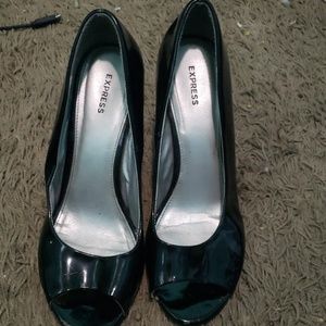 Black wedges